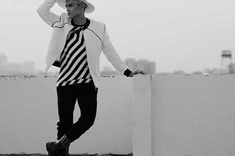 Những mẫu trang phục trong bộ ảnh mới của anh không chỉ đơn thuần mang đến sự thoải mái và năng động. Trong hơi thở của xu hướng mới, trang phục cá tính ngày càng được chú trọng thêm về tính trang trí. Những họa tiết độc đáo cùng những phụ kiện đã tạo nên điểm nhấn cho phong cách đường phố cực chất của Lâm Vinh Hải.