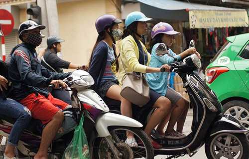 Trẻ nhỏ, người lớn đã khoác lên mình tấm áo lạnh mùa đông khi xuống phố