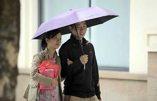 Dự báo đợt không khí lạnh đầu tiên này sẽ khéo dài khoảng 2 đến 3 ngày, nhiệt độ ngoài trời ở Hà Nội chỉ khoảng hơn 20 độ C 