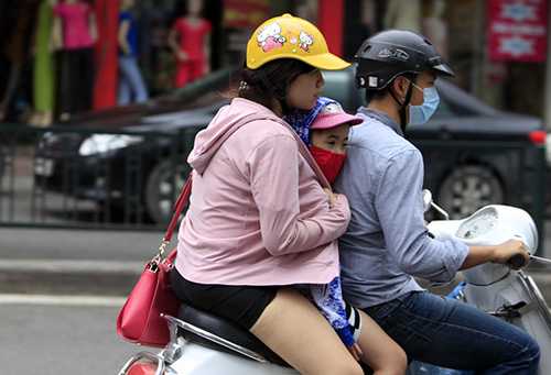 Nhiệt độ ngoài trời chỉ khoảng hơn 20 độ C nên nhiều trẻ nhỏ cảm thấy khá lạnh