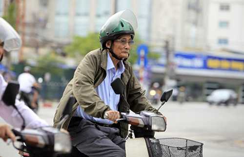 Người già mặc áo rét xuống phố
