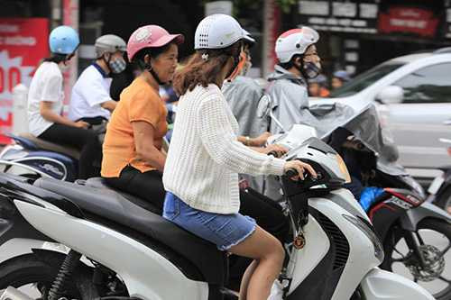 Những hình ảnh người dân mặc áo rét trên phố Hà Nội