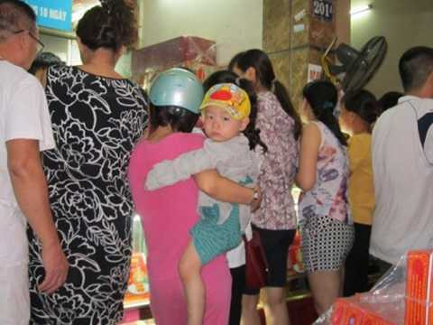 Người Hà Nội xếp hàng, mua bánh trung thu truyền thống