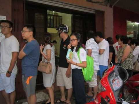 Người Hà Nội xếp hàng, mua bánh trung thu truyền thống