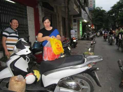 Người Hà Nội xếp hàng, mua bánh trung thu truyền thống