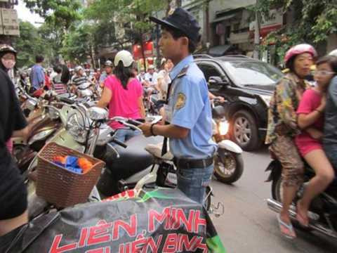 Người Hà Nội xếp hàng, mua bánh trung thu truyền thống