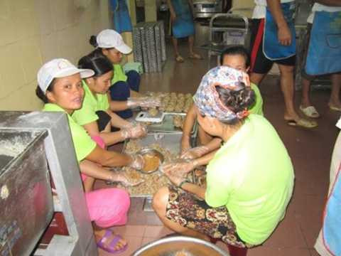 Người Hà Nội xếp hàng, mua bánh trung thu truyền thống