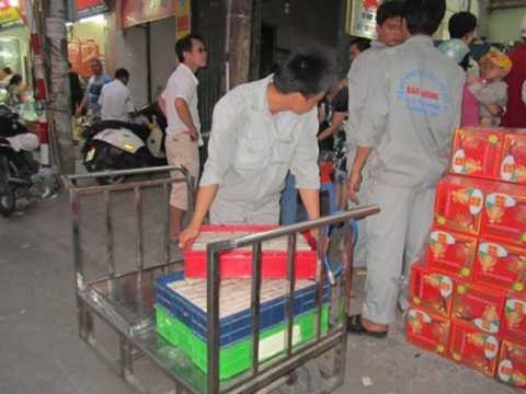 Người Hà Nội xếp hàng, mua bánh trung thu truyền thống