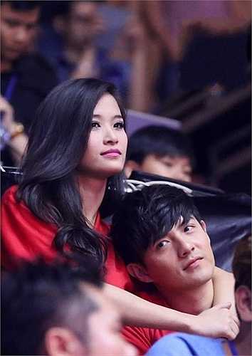 Kể từ khi công khai chuyện tình cảm vào tháng 9/2011, cặp đôi Đông Nhi, Ông Cao Thắng đã trải qua khá nhiều thử thách, sóng gió, mà mở đầu trong số đó là sự phản đối mạnh mẽ từ fan hâm mộ của cả hai. Ở thời điểm đó, hầu hết khán giả đã quá quen thuộc với sự kết đôi của Đông Nhi và Ngô Kiến Huy nên không chấp nhận nữ ca sỹ nảy sinh tình cảm với cựu thành viên Weboys.