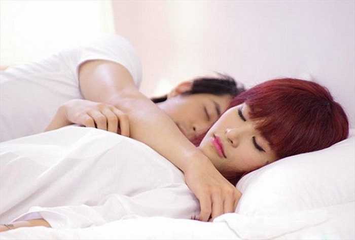 Cảnh 'giường chiếu' của Đông Nhi và bạn trai cũng được đưa lên màn ảnh nhỏ.
