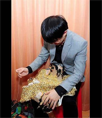 Khi Đông Nhi tham gia chương trình The Remix, bạn trai của nữ ca sỹ cũng ân cần khâu kim, vá chỉ cho chiếc váy của người yêu, nhằm tránh những sự cố không mong muốn khi biểu diễn quá sung trên sân khấu.