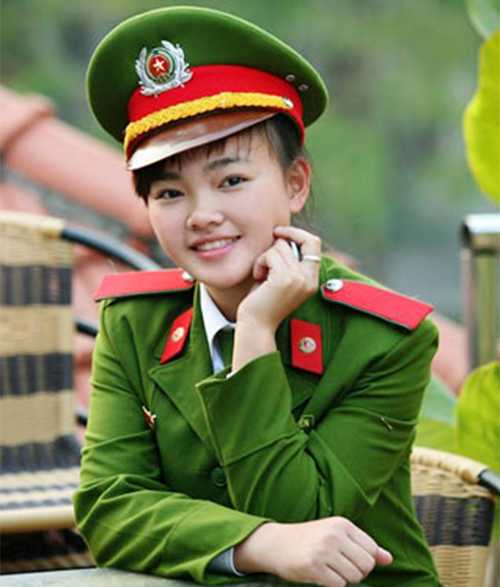 Nữ sinh cảnh sát xinh xắn, đam mê tình nguyện