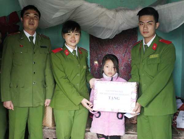 Nữ sinh cảnh sát xinh xắn, đam mê tình nguyện