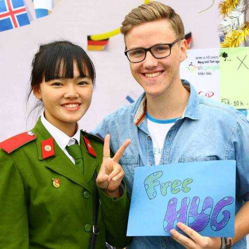 Nữ sinh cảnh sát xinh xắn, đam mê tình nguyện