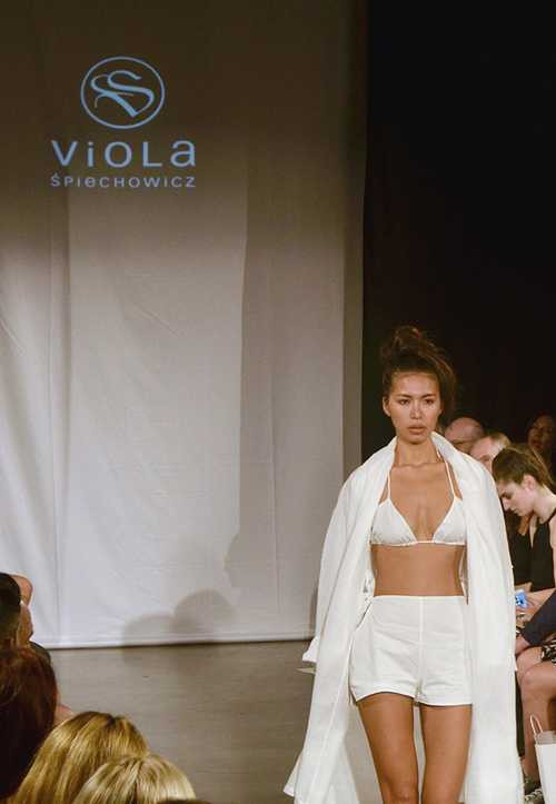 Minh Tú biểu diễn tại show diễn của thương hiệu Viola Spiechowicz ở Tuần lễ Thời trang New York