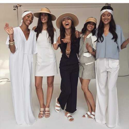 Minh Tú (giữa) ở hậu trường, chụp cùng các người mẫu khác của show diễn tại New York