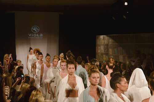 Minh Tú trên sàn diễn thời trang. Cô cho biết tỷ lệ chọi ở đây có thể lên tới 1/1000