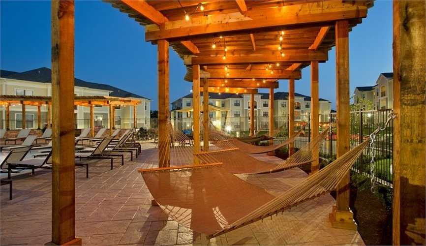 Ở rất nhiều trường đại học Mỹ, những khu ký túc xá 5 sao cho sinh viên con nhà giàu được trang bị đầy đủ tiện ích khiến bất kỳ sinh viên nào cũng phải ước ao, bao gồm: bể bơi có mái che, sân bóng chuyền, khu dịch vụ spa với bàn đá granite hay các thiết bị bằng thép không gỉ... 