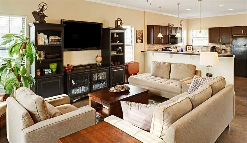 Hiện, ngày càng nhiều khu ký túc xá sang trọng được xây dựng khắp nước Mỹ để phục vụ sinh viên con nhà giàu. Những phòng ký túc xá này được trang bị đầy đủ tiện nghi với vẻ ngoài bóng bẩy và lối thiết kế hiện đại. 