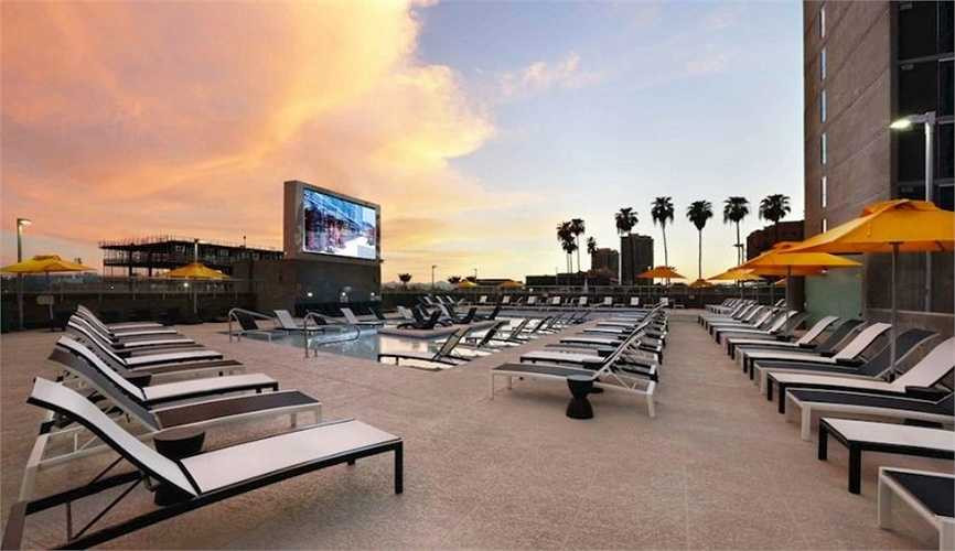 Khu ký túc xá 5 sao Core Campus mang phong cách khách sạn với bể bơi siêu hiện đại.