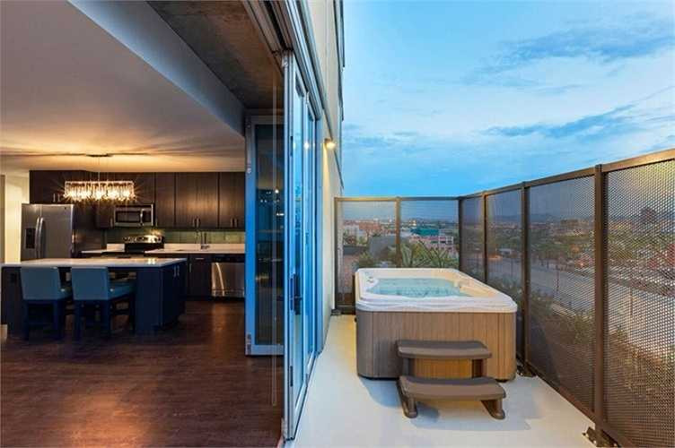 Căn hộ sang trọng nhất của khu Core Campus là The Sapphire 26 VIP với 3 phòng ngủ, 3 phòng tắm sang trọng, Smart TV đắt tiền, loa nghe nhạc cao cấp, tủ lạnh, quầy bar. Giá để thuê căn hộ ký túc này lên tới 4.760 USD/tháng (108 triệu đồng). 