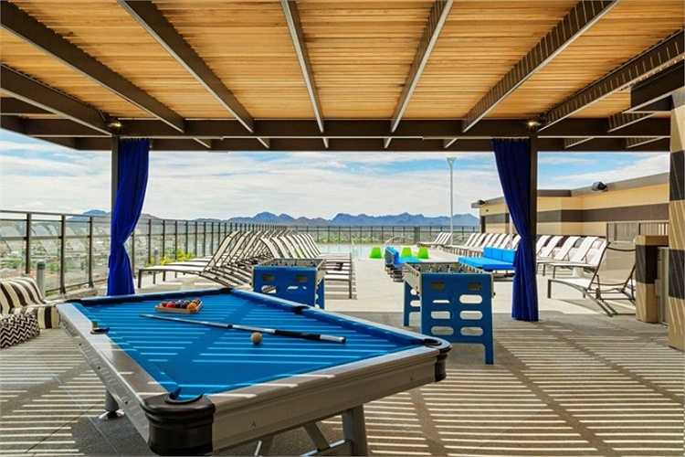 Bàn bi-a giải trí cho sinh viên trong khu ký túc Core Campus. Khu ký túc xá Landmark Properties đẹp không thua bất cứ khu biệt thự lớn nào tại California với các dịch vụ như hồ bơi trên nóc, sân bóng rổ, sân golf, thẩm mỹ viện...