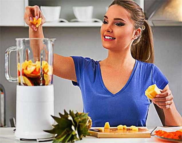 Cắt 4 củ cà rốt, vỏ 3 trái chanh nhỏ, một mẩu gừng nhỏ đã làm sạch. 4 tép tỏi, ép tất cả các thành phần trên. Thêm một thìa bột nghệ và 2 giọt mật ong. Uống một nửa và lưu trữ còn lại để đến tối.