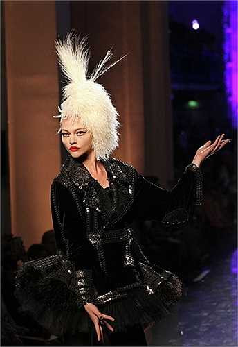 Người mẫu Sasha Pivovarova trên sàn diễn thời trang Paris