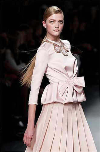 Người đẹp Vlada Roslyakova trên sàn diễn thời trang Paris