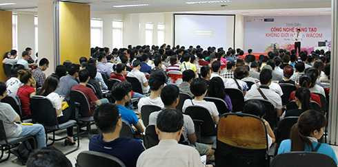 Hàng trăm sinh viên tham gia chương trình với những trải nghiệm thú vị về công nghệ sáng tạo