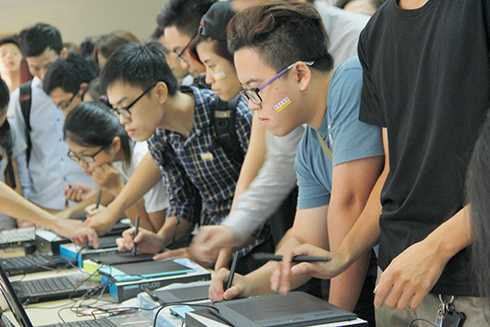 Các bạn trẻ được tận tay thử nghiệm thiết bị wacom hiện đại để thiết kế đồ họa