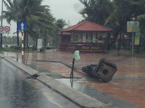 Các cột đèn, trụ điện cũng bị quật đổ