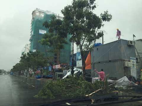 Nhiều công trình xây dựng bị bão đánh tả tơi.