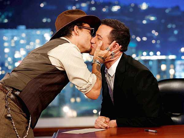 Nụ hôn đồng tính giữa Johnny Depp với MC Jimmy Kimmel.