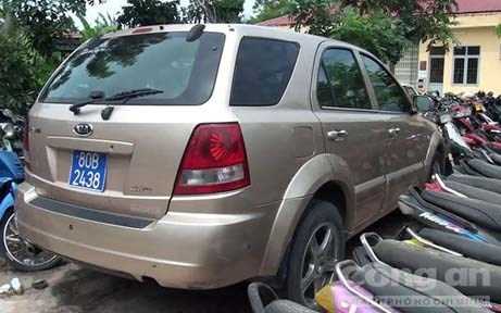 Chiếc xe sử dụng biển số giả đang bị công an TP.Phan Thiết tạm giữ - Ảnh: Lê Huân