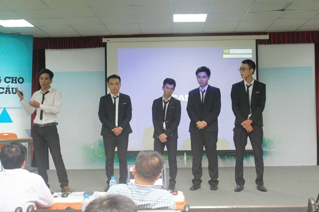 5 sinh viên ĐH FPT gồm Nguyễn Đức Cường, Nguyễn Công Quyền, Phạm Khánh Tùng, Lê Đức Anh, Đặng Đức Tùng trong Lễ bảo vệ đồ án tốt nghiệp