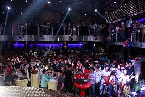 13h30, buổi lễ chính thức bắt đầu với sự sôi động của các bạn trẻ yêu âm nhạc.