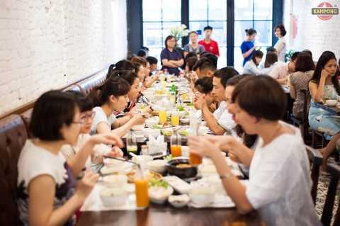 Không gian tầng hai lúc nào cũng kín khách