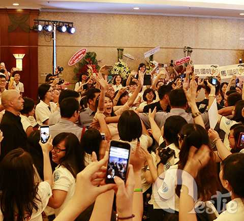 Mã Quốc Minh và Sầm Lệ Hương xuất hiện trong vòng vây của gần 1.000 người hâm mộ. Hai ngôi sao điện ảnh TVB đã hào hứng vẫy tay chào khán giả Việt Nam.