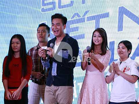 Bên cạnh những phần quà từ hai diễn viên, ban tổ chức còn gửi tặng đến khán giả những món quà đặc biệt từ TVB. Mã Quốc Minh đã đại diện bốc thăm tìm ra người may mắn nhất chương trình. Nam diễn viên rất hào hứng khi công bố kết quả.