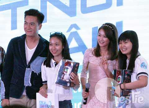 Hai khán giả may mắn đã nhận được phần quà đặc biệt từ TVB HongKong.