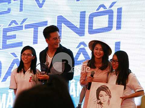 Cuối buổi giao lưu, họp mặt cùng người hâm mộ Việt Nam là phần trao quà từ fans Việt đến hai thần tượng TVB. Đó là bức tranh chân dung Sầm Lệ Hương được vẽ bằng tay, chiếc nón lá truyền thống đại diện cho hình ảnh người phụ nữ Việt Nam và chiếc cúp lưu niệm đặc biệt được fans hâm mộ dành tặng cho Mã Quốc Minh và Sầm Lê Hương. Hai ngôi sao Hong Kong rất thích thú với những món quà đặc biệt mà khán giả Việt Nam đã ưu ái dành tặng. (Photo: Jackie Trịnh)