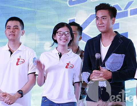 Nam diễn viên Mã Quốc Minh khiến nhiều khán giả bất ngờ và phát cuồng trước vẻ trẻ trung, đẹp trai ngoài đời thường của anh. Với nhan sắc này, ít ai nghĩ rằng Mã Quốc Minh đã ở tuổi 40. 