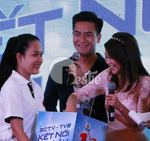 Sau những trò chơi vui nhộn là phần bốc thăm trúng thưởng với các quà tặng hấp dẫn từ Mã Quốc Minh và Sầm Lệ Hương.