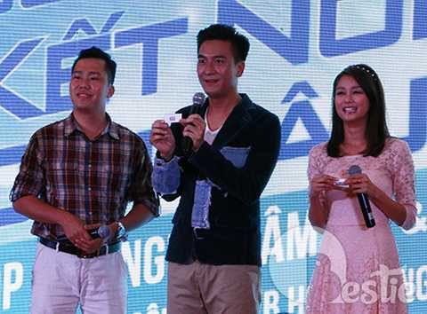 Mã Quốc Minh và Sầm Lệ Hương rất háo hức trong phần công bố kết quả bốc thăm. 