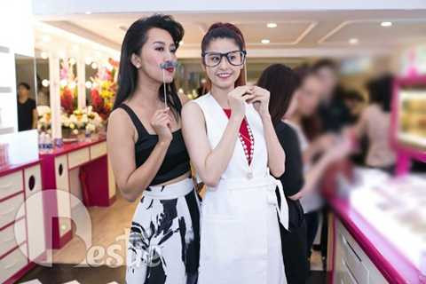 MC Kỳ Duyên và Trương Quỳnh Anh dành khá nhiều thời gian để trò chuyện và chụp hình xì tin cùng nhau.