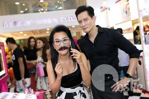 Cả hai dành cho nhau nhiều cử chỉ thân mật, nữ MC còn thể hiện sự dí dỏm của mình khi chụp hình cùng vị hôn phu.