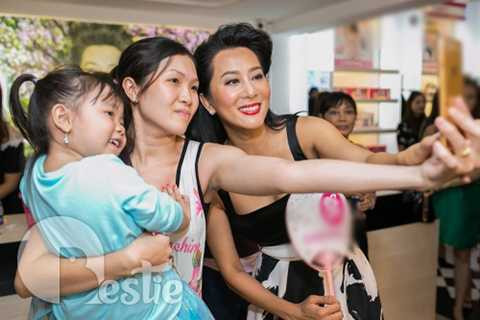 ...và thân thiện chụp hình cùng người hâm mộ.