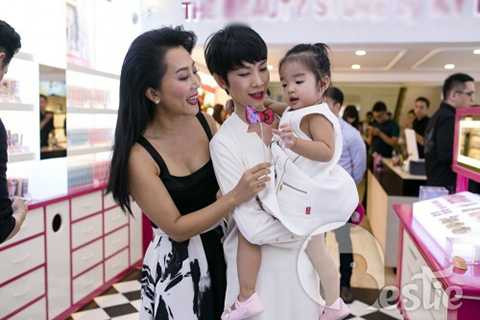 Xuân Lan bế con đến chúc mừng MC Kỳ Duyên.