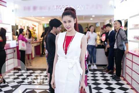 Trương Quỳnh Anh diện trang phục đơn giản nhưng vẫn tôn nét quyến rũ.